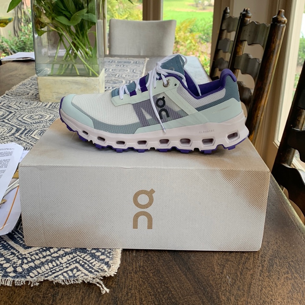 On Cloud Vista. Color - Frost\Mineral. Size - Women’s 7.5